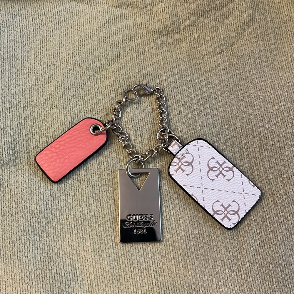 GUESS Los Angeles 1981 keychain - Picture 3 of 6